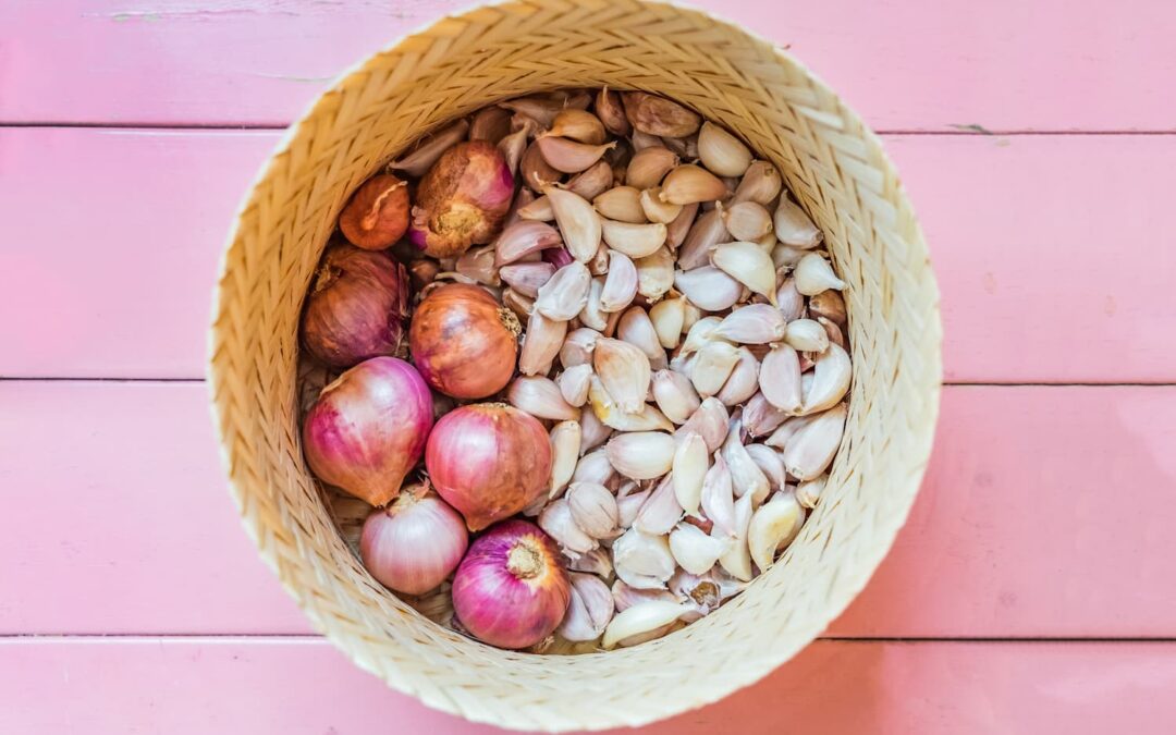 garlic-and-onion-in-wicker-on-table